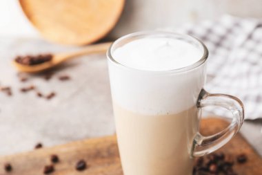 Masada bir bardak lezzetli latte.