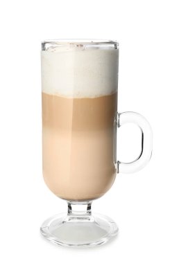 Beyaz arka planda bir bardak lezzetli latte.