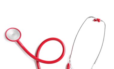 Beyaz arkaplanda modern steteskop