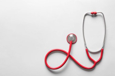 Işık arkaplanındaki modern steteskop