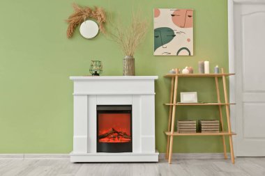 Şömineli modern oturma odasının içi.