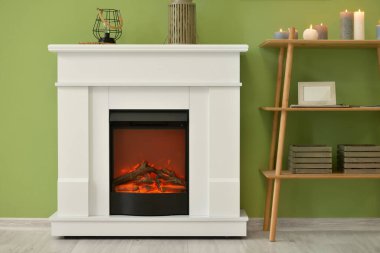 Şömineli modern oturma odasının içi.