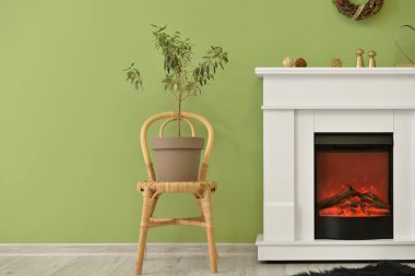 Şömineli modern oturma odasının içi.