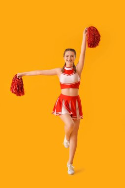 Renkli arka planda güzel ponpon kız