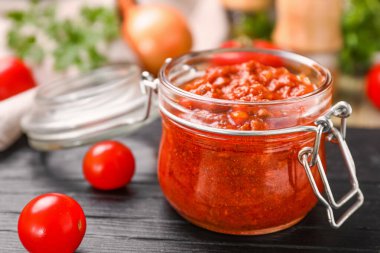 Sofrada bir kavanoz lezzetli sos, yakın plan.