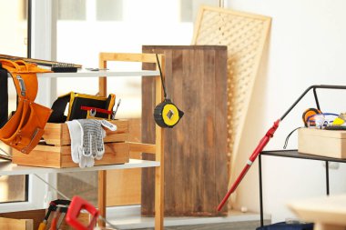 Atölyede inşaat malzemeleriyle doldur