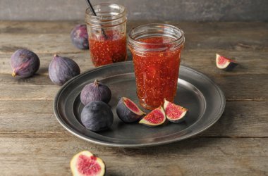 Tahta masada tatlı incir reçeli kavanozları