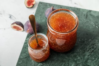 Beyaz masada tatlı incir reçeli kavanozları