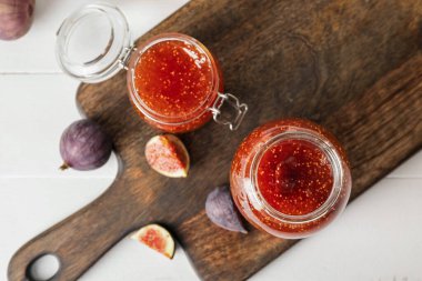 Beyaz masada tatlı incir reçeli kavanozları