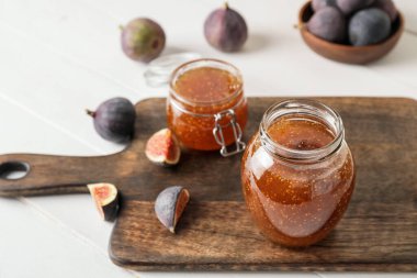 Beyaz masada tatlı incir reçeli kavanozları