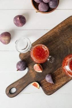 Beyaz masada bir kavanoz tatlı incir reçeli