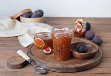 Tahta masada tatlı incir reçeli