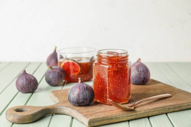 Tahta masada tatlı incir reçeli kavanozu