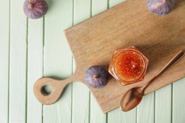 Tahta masada tatlı incir reçeli kavanozu