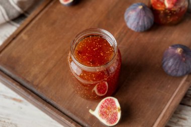 Tahta masada tatlı incir reçeli kavanozu