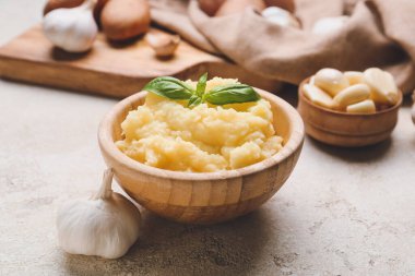 Lezzetli patates püresi ve sarımsaklı bir kase.