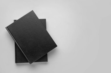 Gri arkaplan üzerine kitap yığını