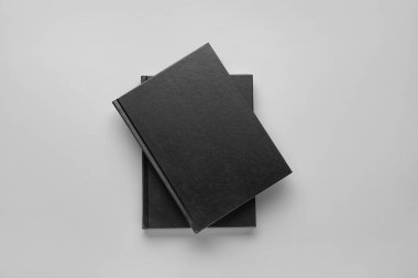 Gri arkaplan üzerine kitap yığını