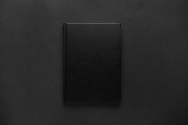 Koyu arkaplan üzerine boş kitap