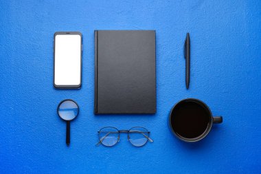 Renkli arka planda kitap ve cep telefonu bileşimi