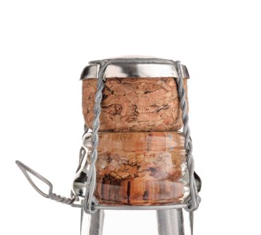 Beyaz arka planda mantarlı bir şişe şampanya, yakın plan.