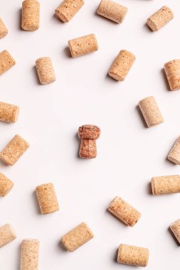 Beyaz arka planda şarap mantarları arasında şampanya mantarı