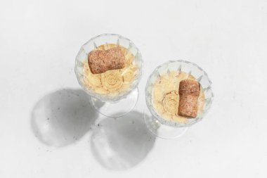 Arka planda şampanya mantarlı bardaklar.