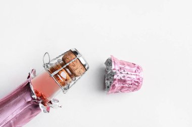 Beyaz arka planda mantarlı bir şişe şampanya, yakın plan.