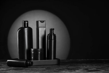 Koyu arkaplanda kozmetik şişeler