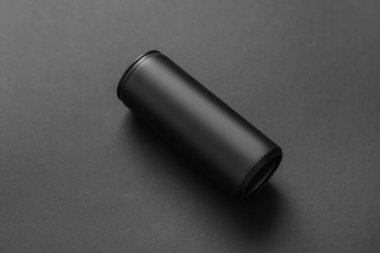 Koyu arkaplanda metal kutu