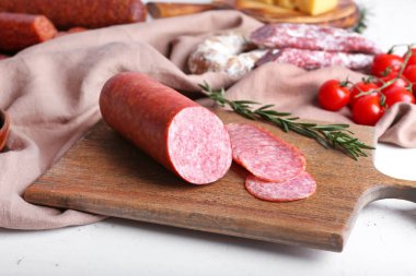 Hafif arka planda lezzetli salamlı tahta