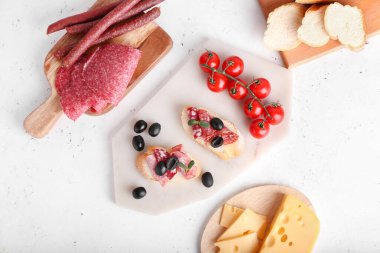 Hafif arka planda salamlı lezzetli sandviçler.