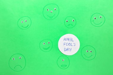 Renk arkaplanındaki 1 Nisan için kompozisyon