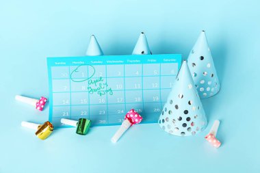 Fool 's Day işaretli tarih ve renk arkaplanındaki parti dekoru takvimi