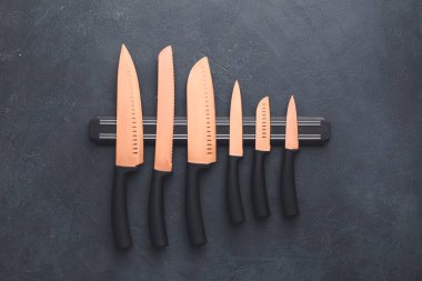 Koyu arkaplanda bıçak seti olan manyetik tutucu