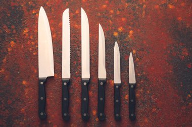 Grunge arka planında siyah saplı bıçak seti