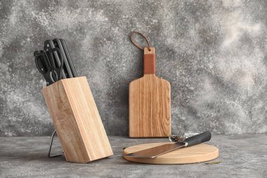 Ahşap arka planda duran bıçaklar.