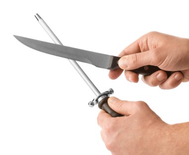 Beyaz arka planda bıçaklı ve bileyicili bir erkek.