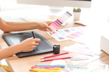 Ofiste çalışan grafik tasarımcısı