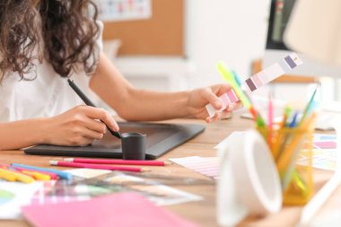 Ofiste çalışan grafik tasarımcısı