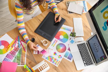 Ofiste çalışan grafik tasarımcısı