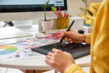 Ofiste çalışan grafik tasarımcısı, yakın plan