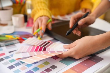 Ofiste çalışan meslektaşı ile grafik tasarımcısı, yakın plan