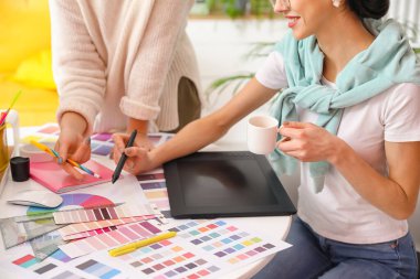 Ofiste çalışan meslektaşı ile grafik tasarımcısı