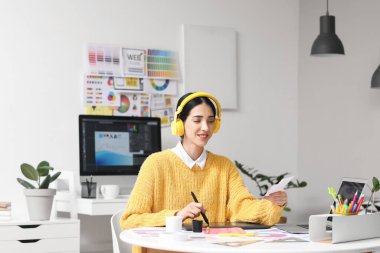 Ofiste çalışan grafik tasarımcısı