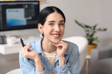 Ofiste çalışan grafik tasarımcısı