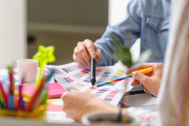 Ofiste çalışan meslektaşı ile grafik tasarımcısı, yakın plan