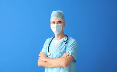 Tıbbi maskeli bir erkek doktor.