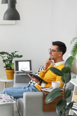 Ofiste çalışan grafik tasarımcısı