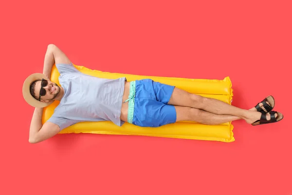 Tampan Pria Berbaring Kasur Inflatable Dengan Latar Belakang Warna — Stok Foto